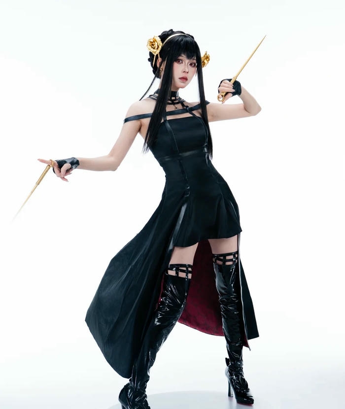 Yor Forger cosplay mang phong thái nữ tính cuốn hút