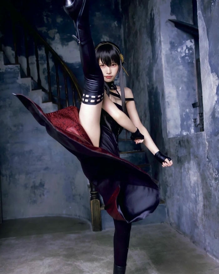 Yor Forger cosplay mang thần thái tự tin cuốn hút