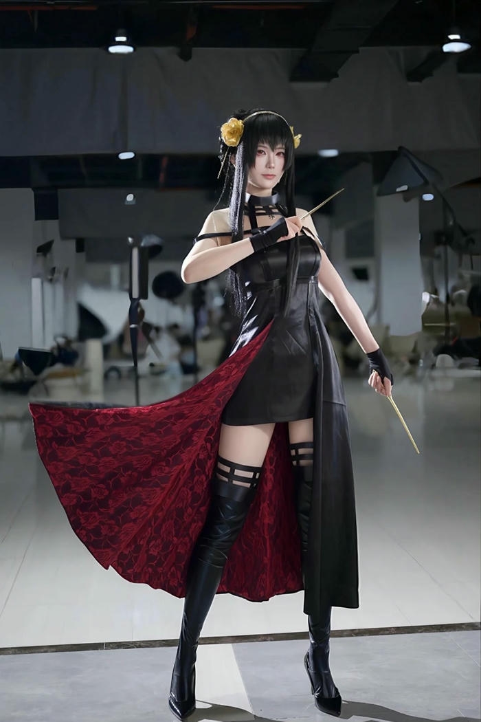 Yor Forger cosplay mang vẻ đẹp sắc sảo cuốn hút