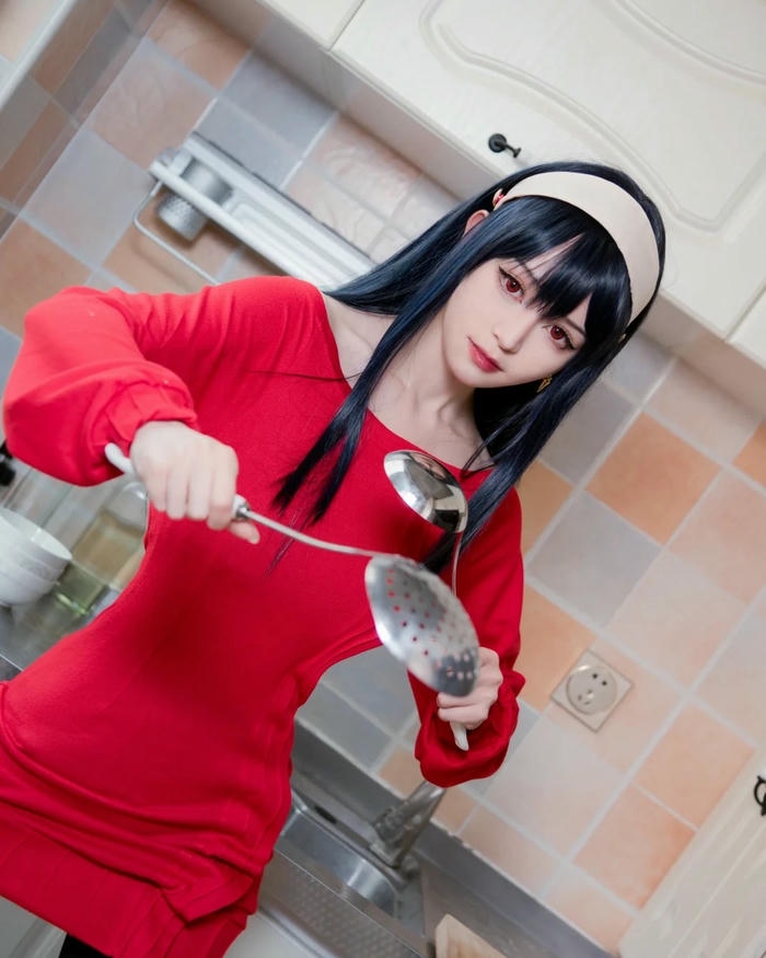 Yor Forger cosplay mang vẻ đẹp thanh thoát cuốn hút