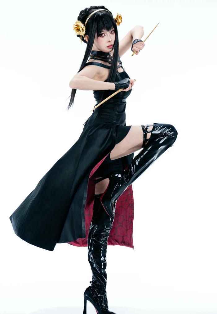 Yor Forger cosplay với diện mạo quyến rũ thanh lịch