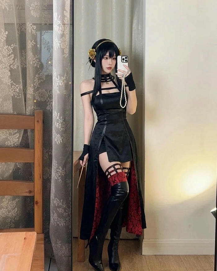 Yor Forger cosplay với nét đẹp nữ tính thanh lịch