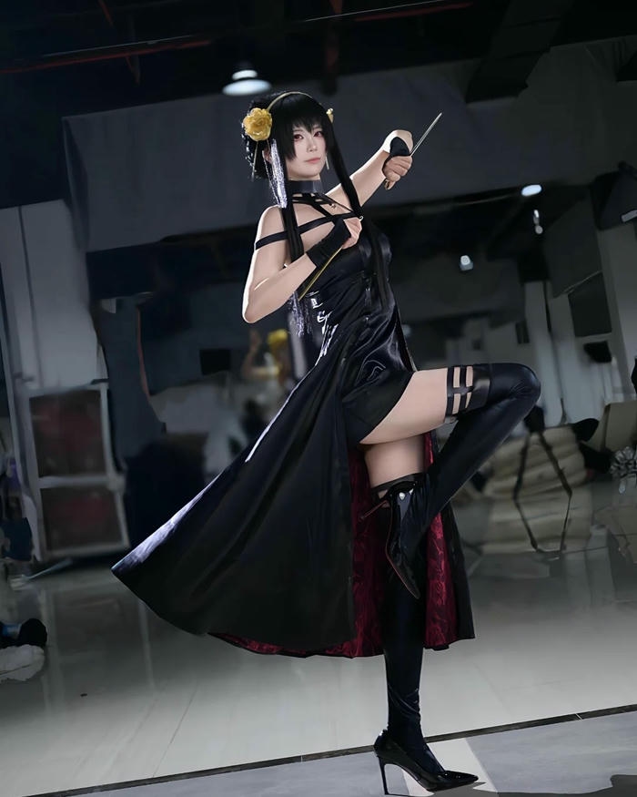 Yor Forger cosplay với tạo hình quyến rũ hài hòa