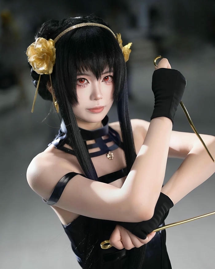 Yor Forger cosplay với tạo hình thanh lịch nổi bật