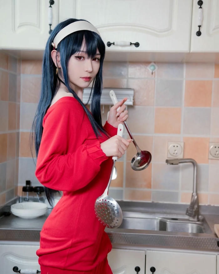 Yor Forger cosplay với thần thái sắc sảo ấn tượng