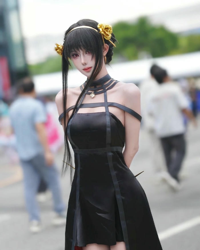 Yor Forger cosplay với vẻ ngoài nổi bật duyên dáng
