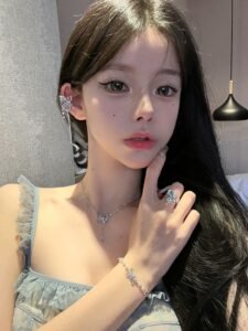 Yuyuanyaya là ai? Bí ẩn cô nàng bán album 18+ đang viral