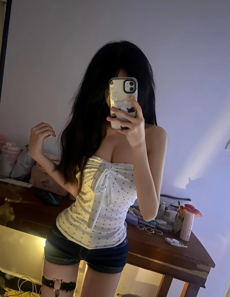 ảnh gái xinh che mặt bằng điện thoại 12