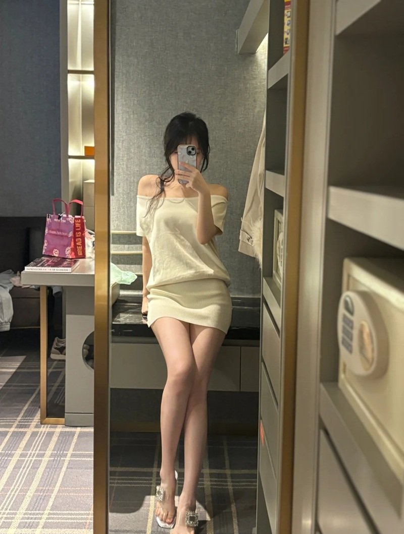 ảnh gái xinh che mặt bằng điện thoại 17