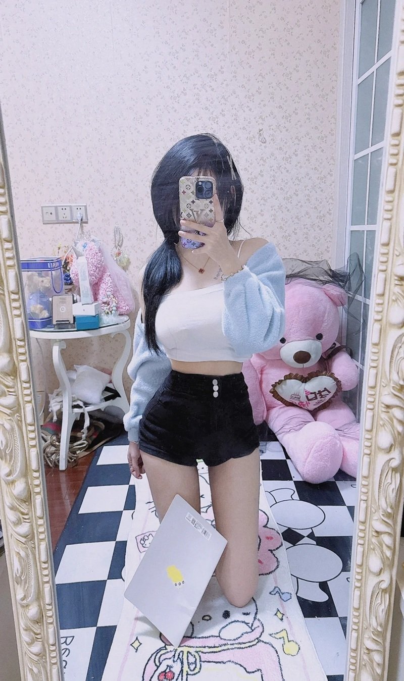 ảnh gái xinh che mặt bằng điện thoại 23