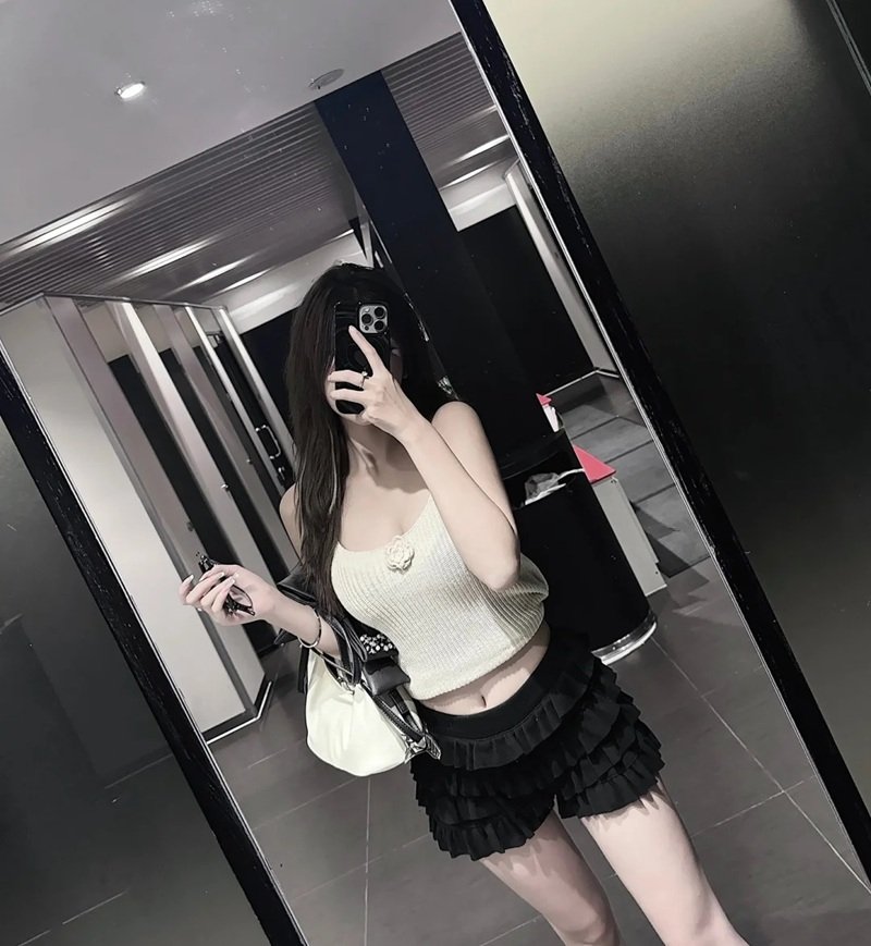 ảnh gái xinh che mặt bằng điện thoại 8