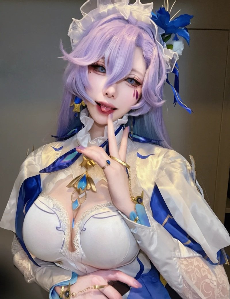cosplay khoe hàng​ 40