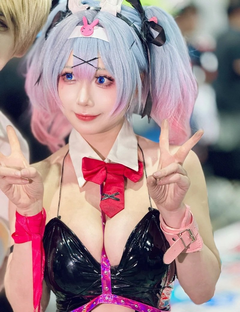 cosplay vú bự 1