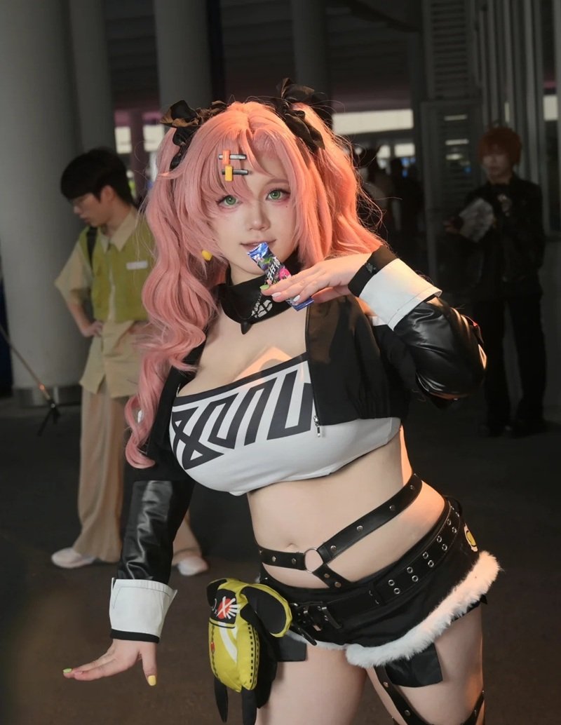 cosplay vú bự 35