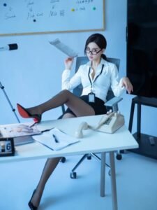 Xịt máu mũi với 99+ ảnh cosplay thư ký gợi cảm