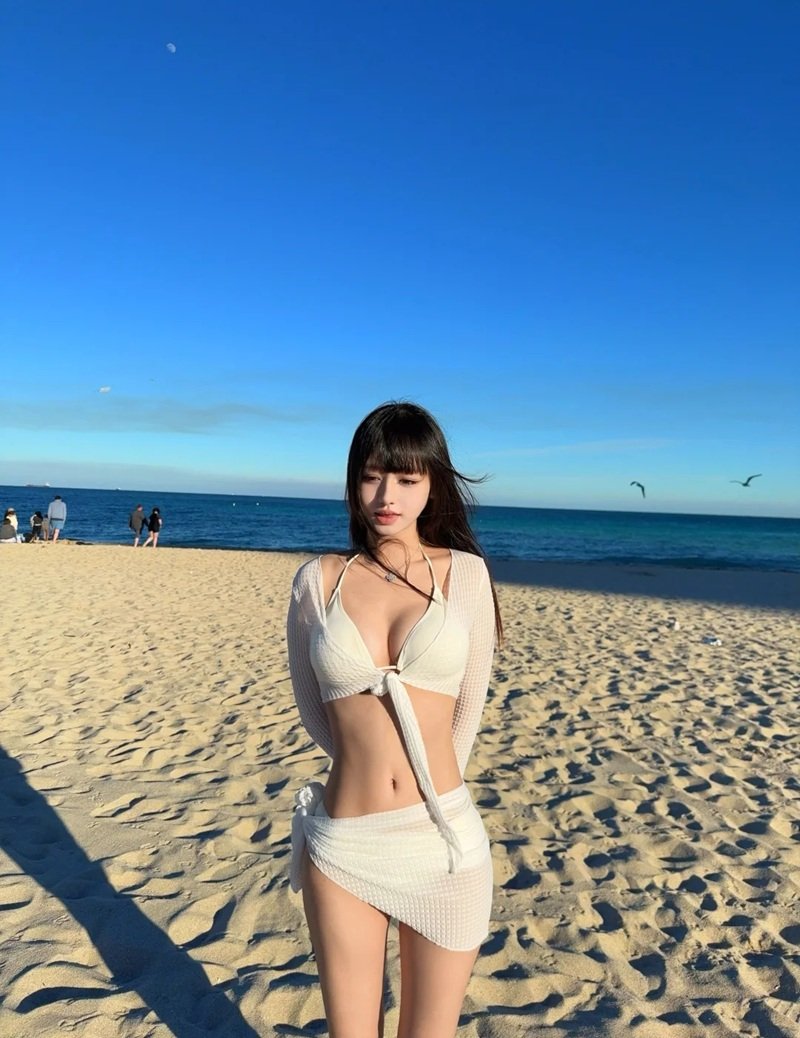 gái trung quốc mặc bikini​