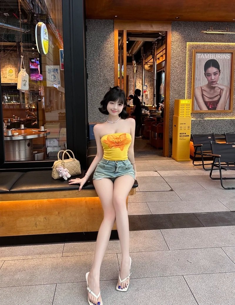 gái xinh mặc váy ngắn 1