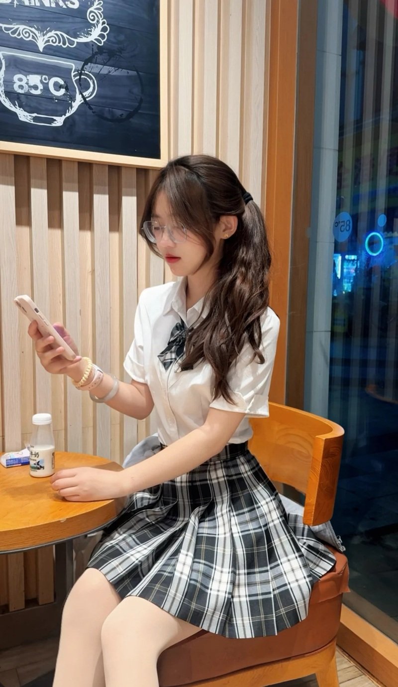 gái xinh mặc váy ngắn 2