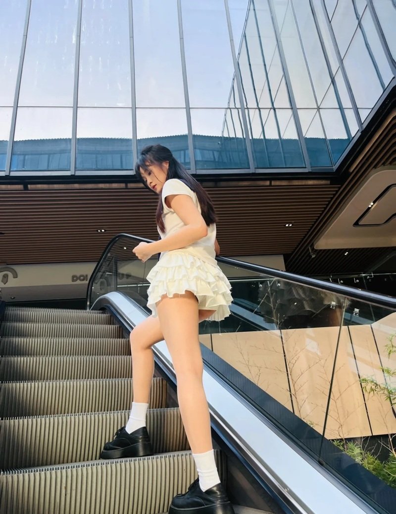 gái xinh mặc váy ngắn 26