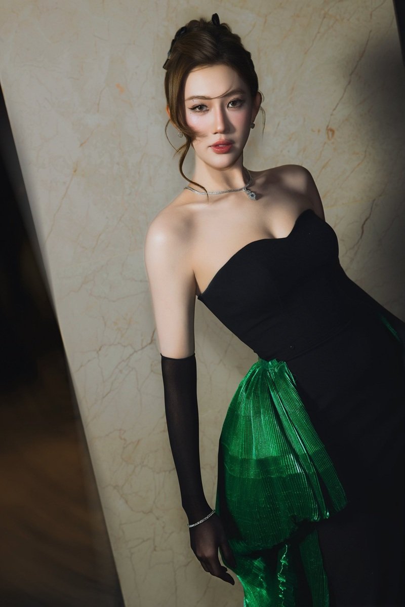 thuý ngân bikini​ 36