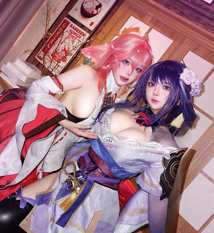 Cô gái sexy anime cosplay với dáng vẻ nóng bỏng