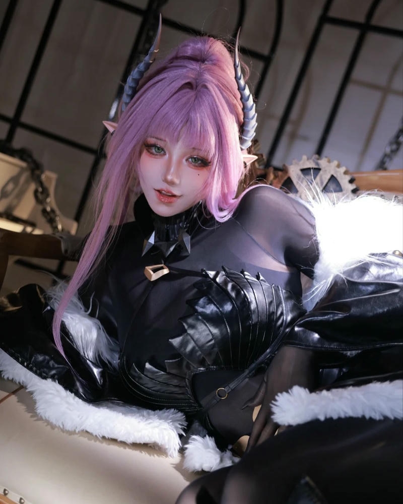 Ecchi cosplay cao cấp cân đối sắc sảo ấn tượng