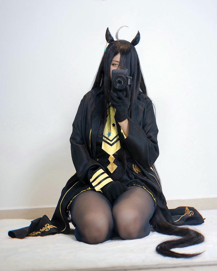 Sexy anime cosplay girl thể hiện đường cong hấp dẫn