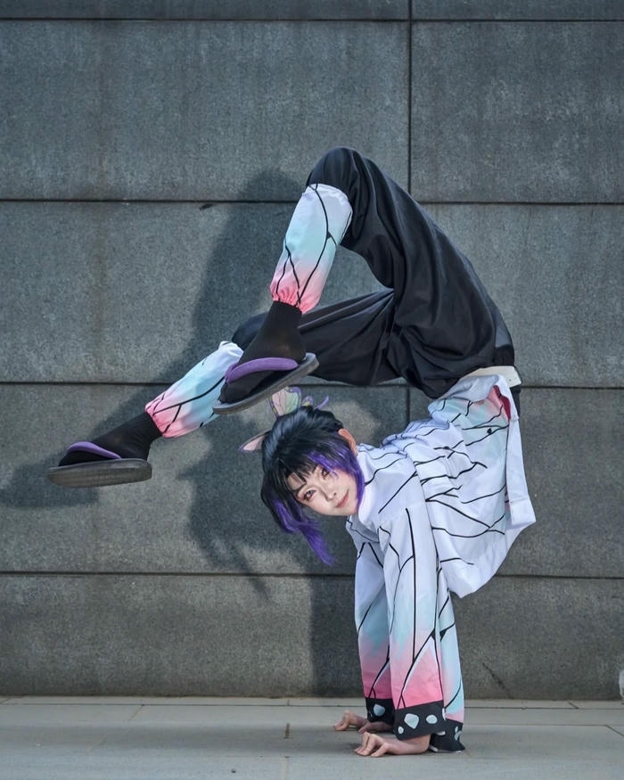 Shinobu cosplay tự nhiên gợi cảm sống động
