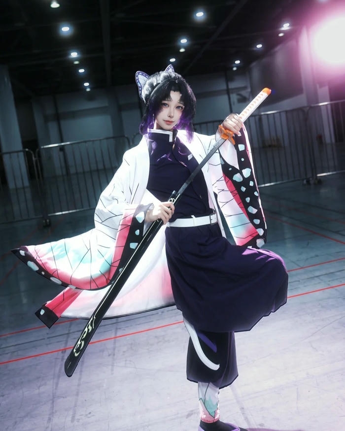 Shinobu trong cosplay kiêu sa lôi cuốn sâu lắng