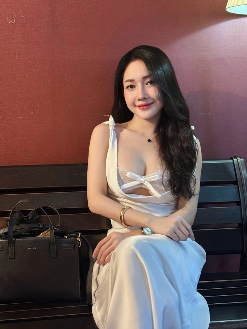 Ảnh Gái Xinh Hở Hang quyến rũ với vú to trắng mịn