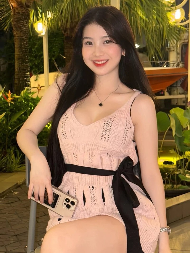 Ảnh Gái Xinh Hở Hang ngực to trắng mịn quyến rũ