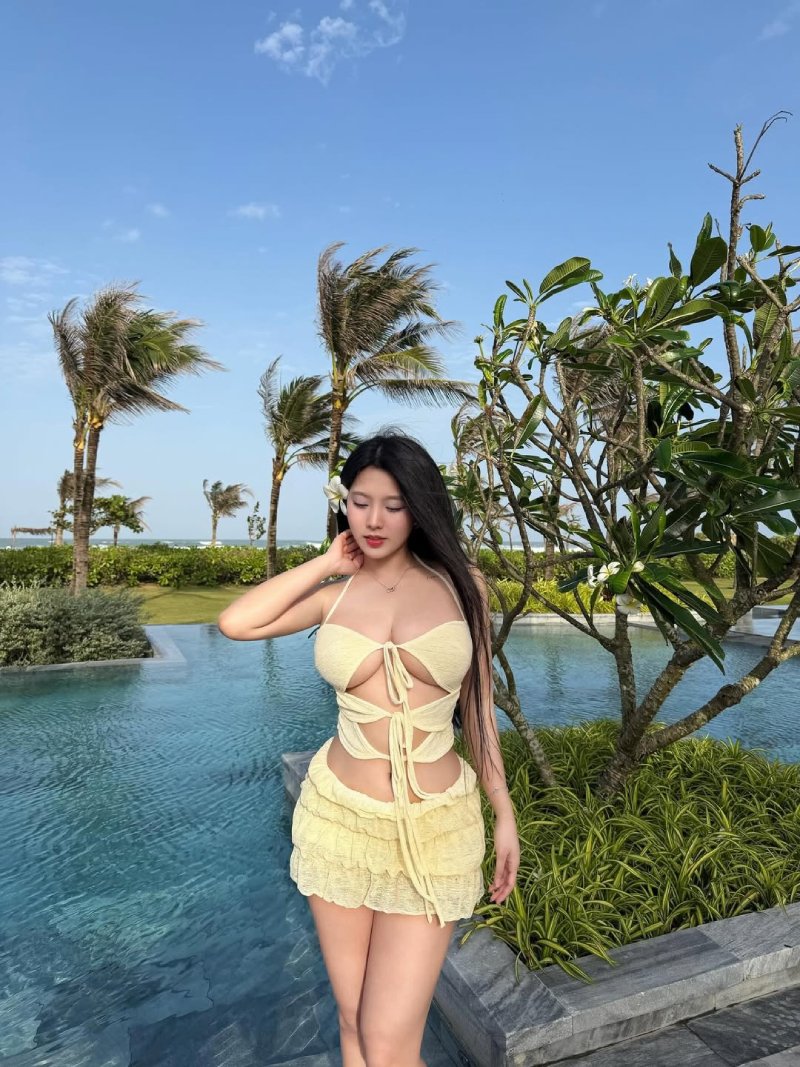 ánh nhìn nổi bật của gái xinh vú to khoe hàng