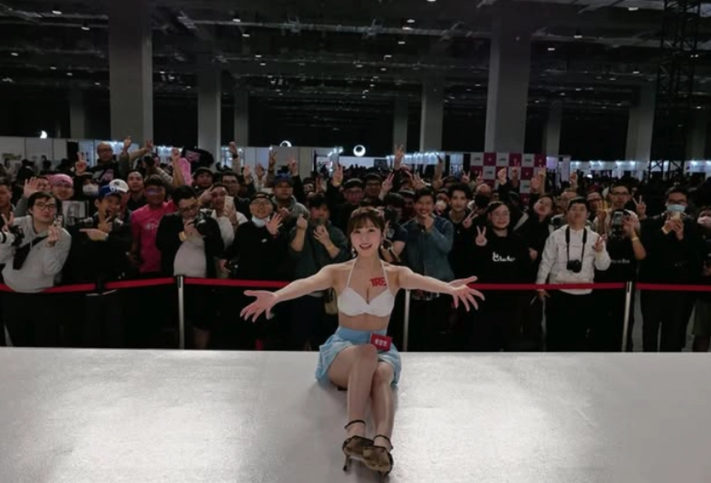 Đời tư và sự nghiệp nổi bật của Hikari Aozora