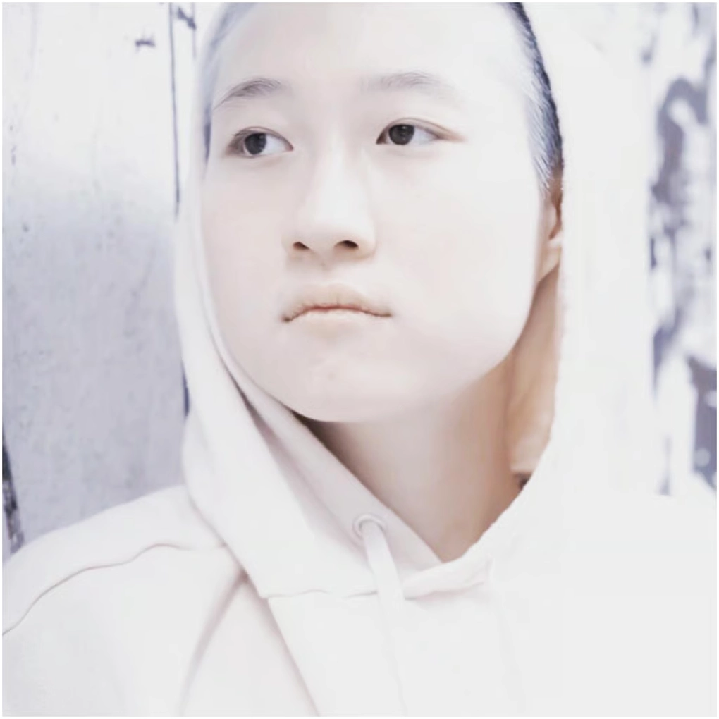 Etta Ng chưa bao giờ nói chuyện với người cha nổi tiếng của mình, Jackie Chan, và dường như có mối quan hệ sóng gió với mẹ cô, Elaine Ng Yi-lei.