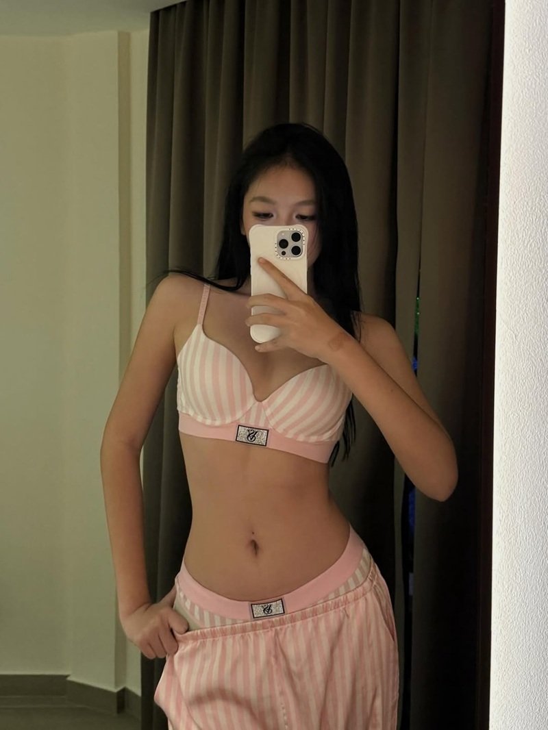 gái vú to mặc bikini 12