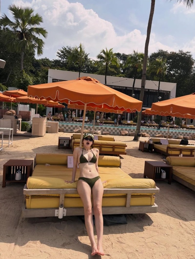 gái vú to mặc bikini 28