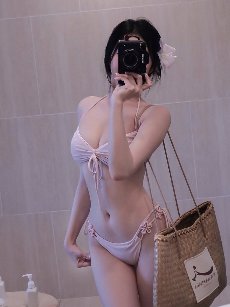 gái vú to mặc bikini 40