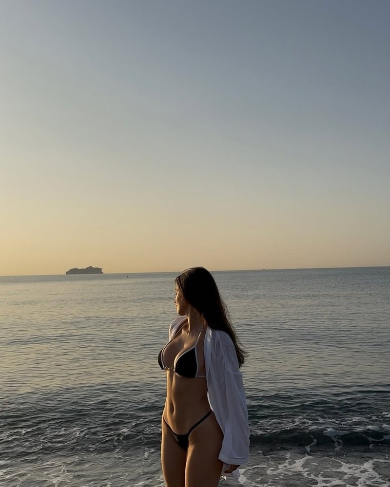 gái xinh mặc bikini đi biển 23