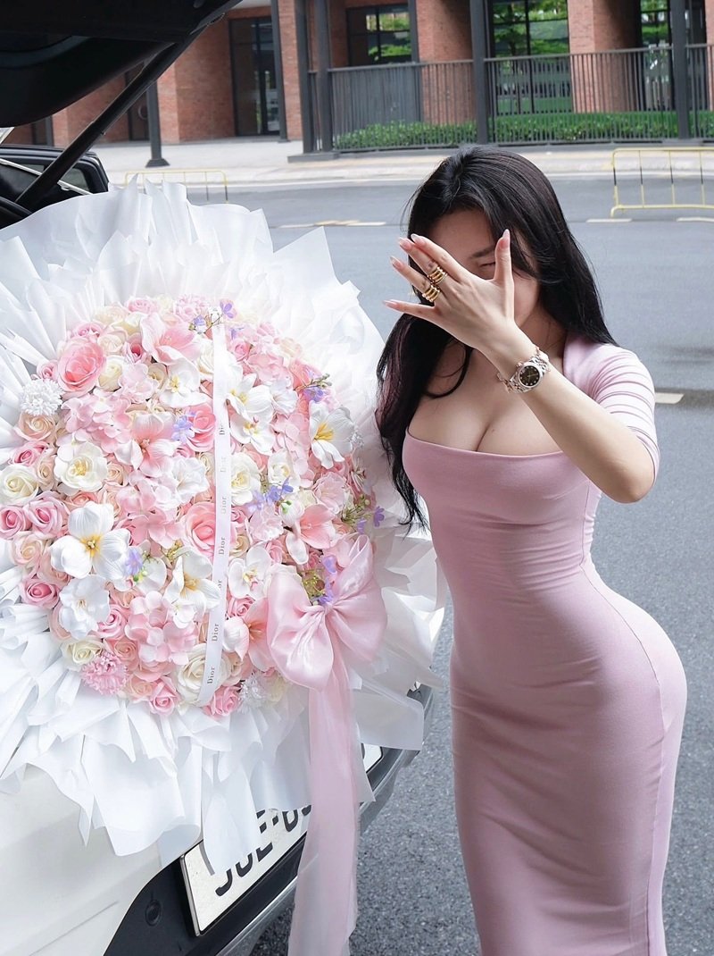 gái xinh show vú 13