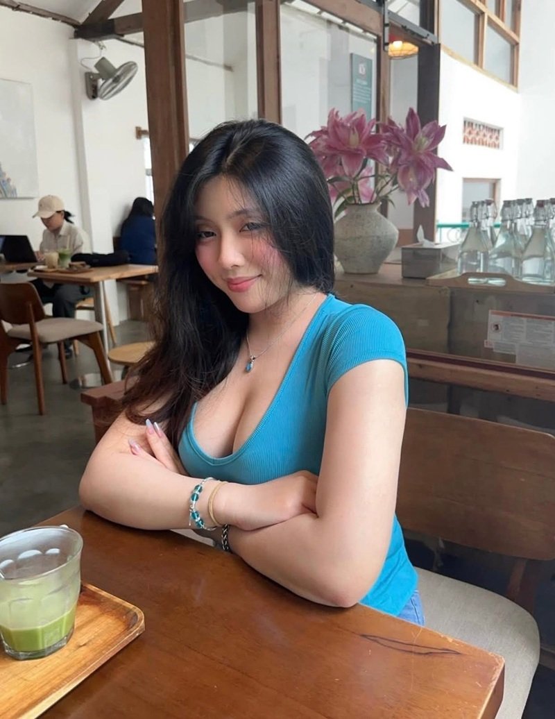 gái xinh show vú 3