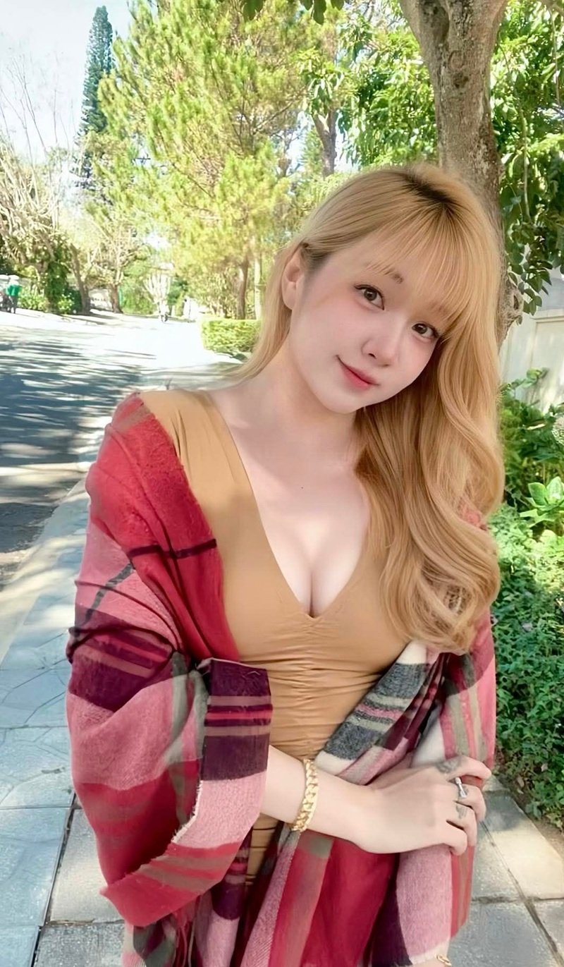 gái xinh show vú 5