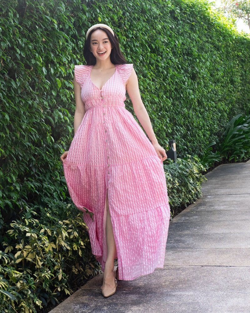 hình ảnh nổi bật với kaity nguyễn bikini trên bãi biển