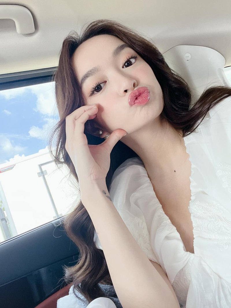 phong cách nhẹ nhàng cuốn hút với kaity nguyễn bikini