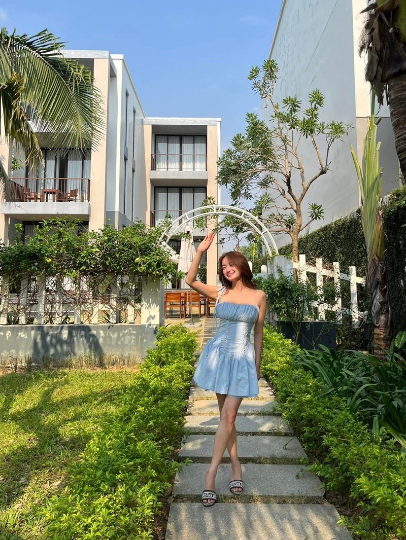 tạo dáng tự nhiên cùng kaity nguyễn bikini đầy thu hút