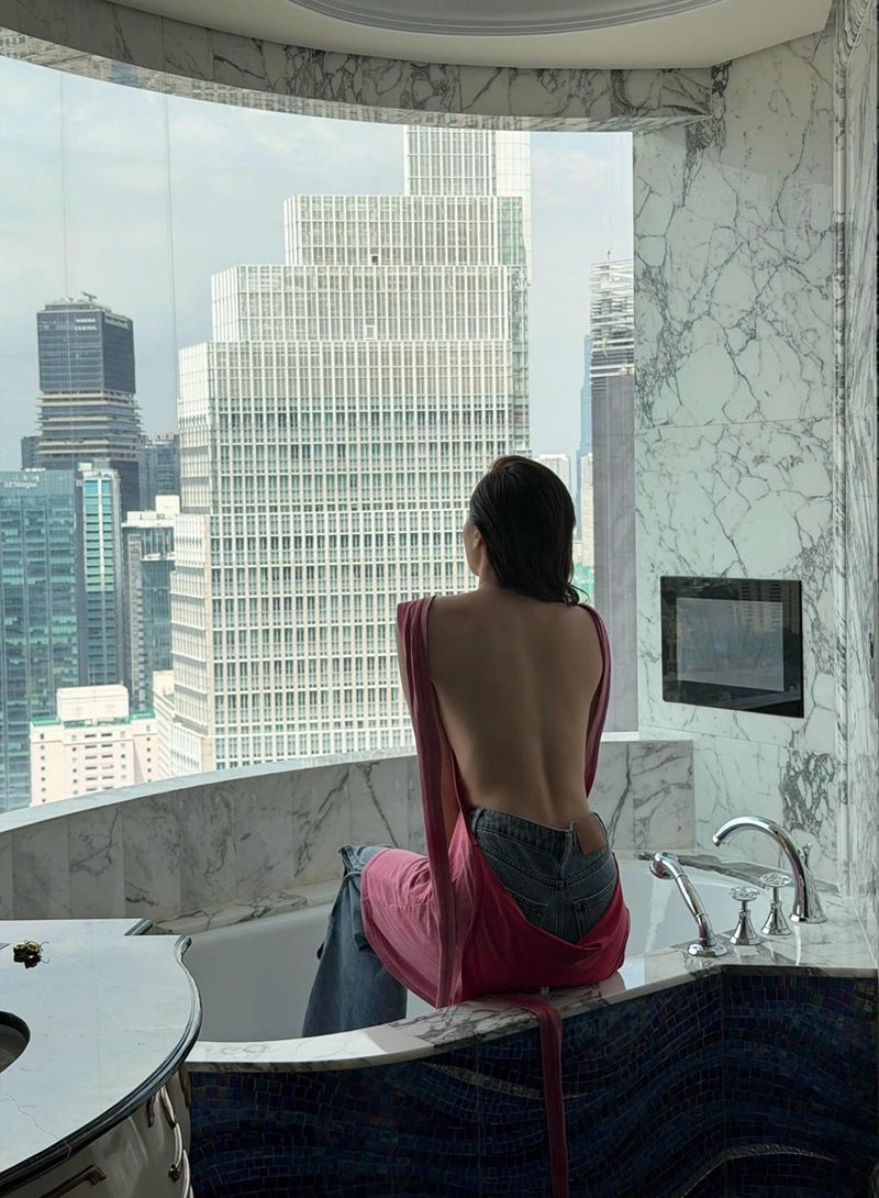 kỳ duyên bikini biểu cảm tự tin đầy lôi cuốn