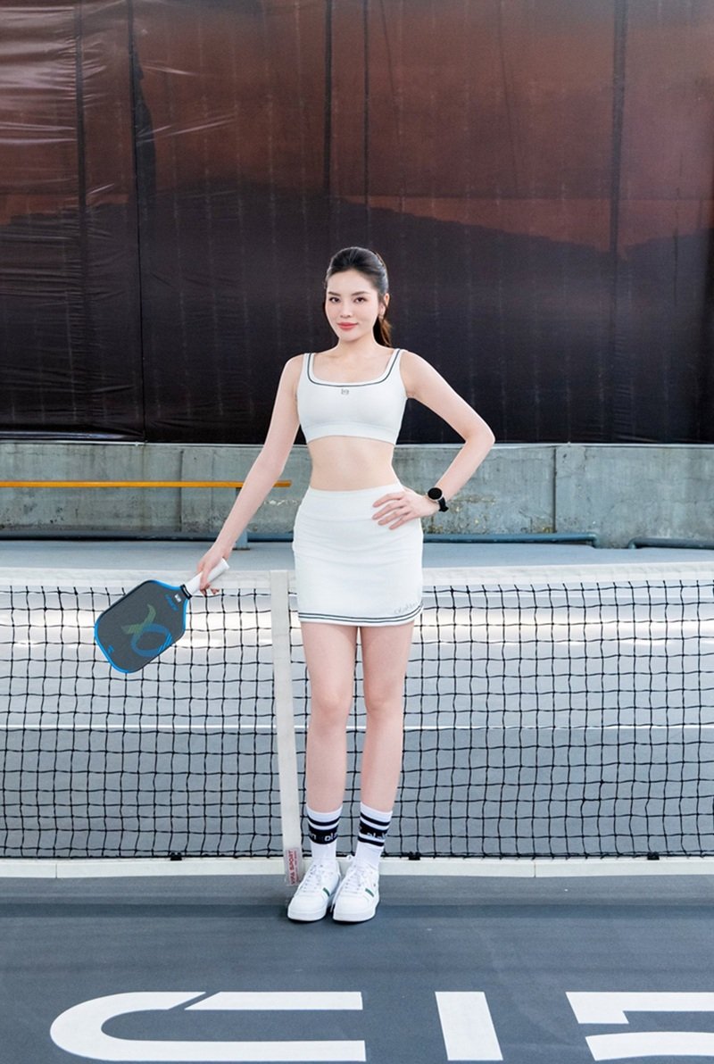 người mẫu kỳ duyên diện đồ bơi quyến rũ