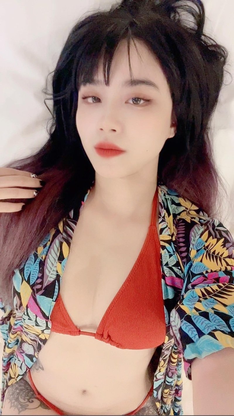 Linh Miu khoe ngực to trong Ảnh Linh Miu Bikini