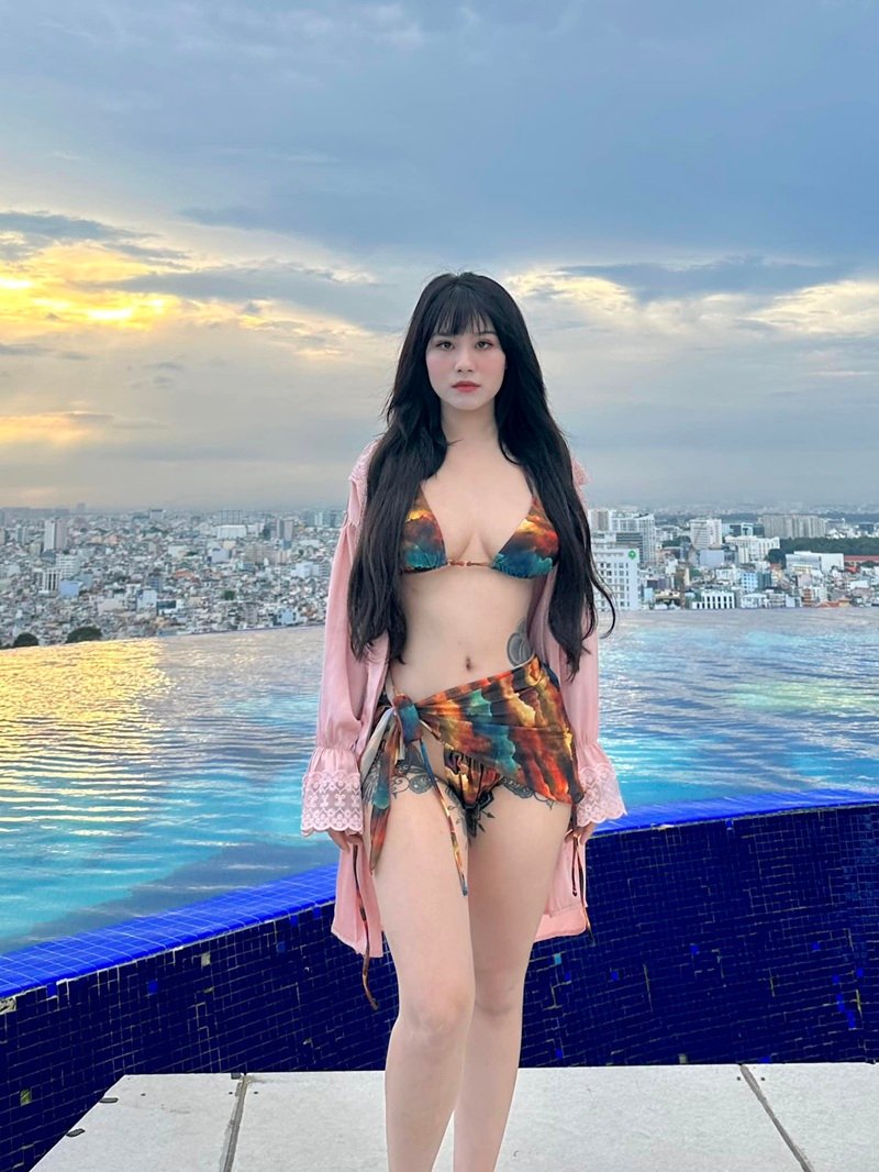 Ngực to nảy trong Ảnh Linh Miu Bikini quyến rũ