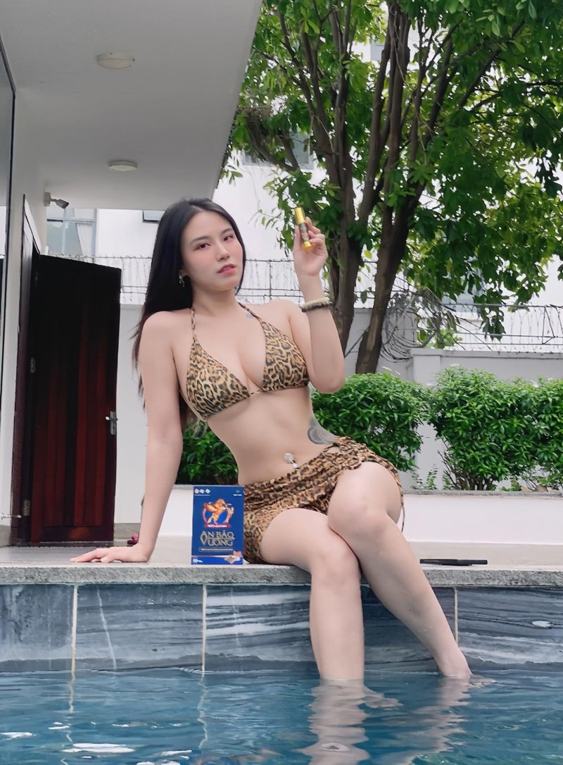 Ảnh Linh Miu Bikini ngực khủng làm tan chảy