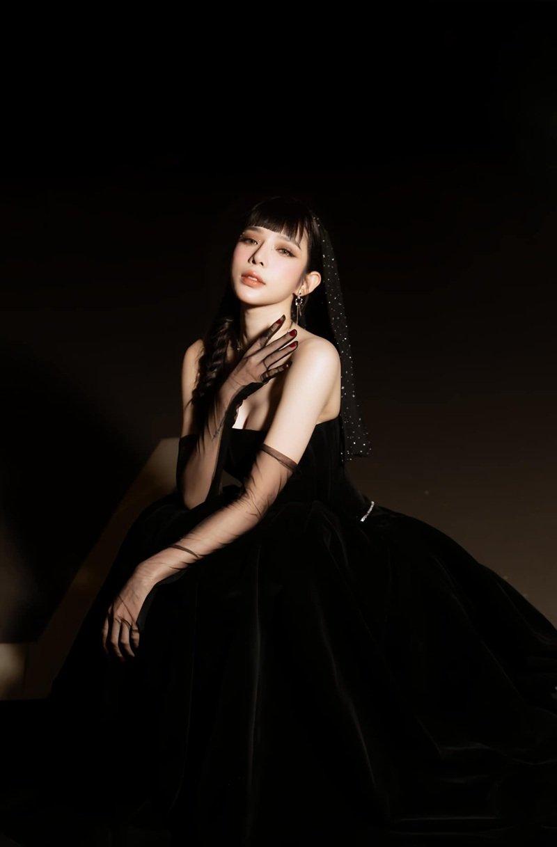 lyly bikini tôn dáng chuẩn với đường cong mềm mại